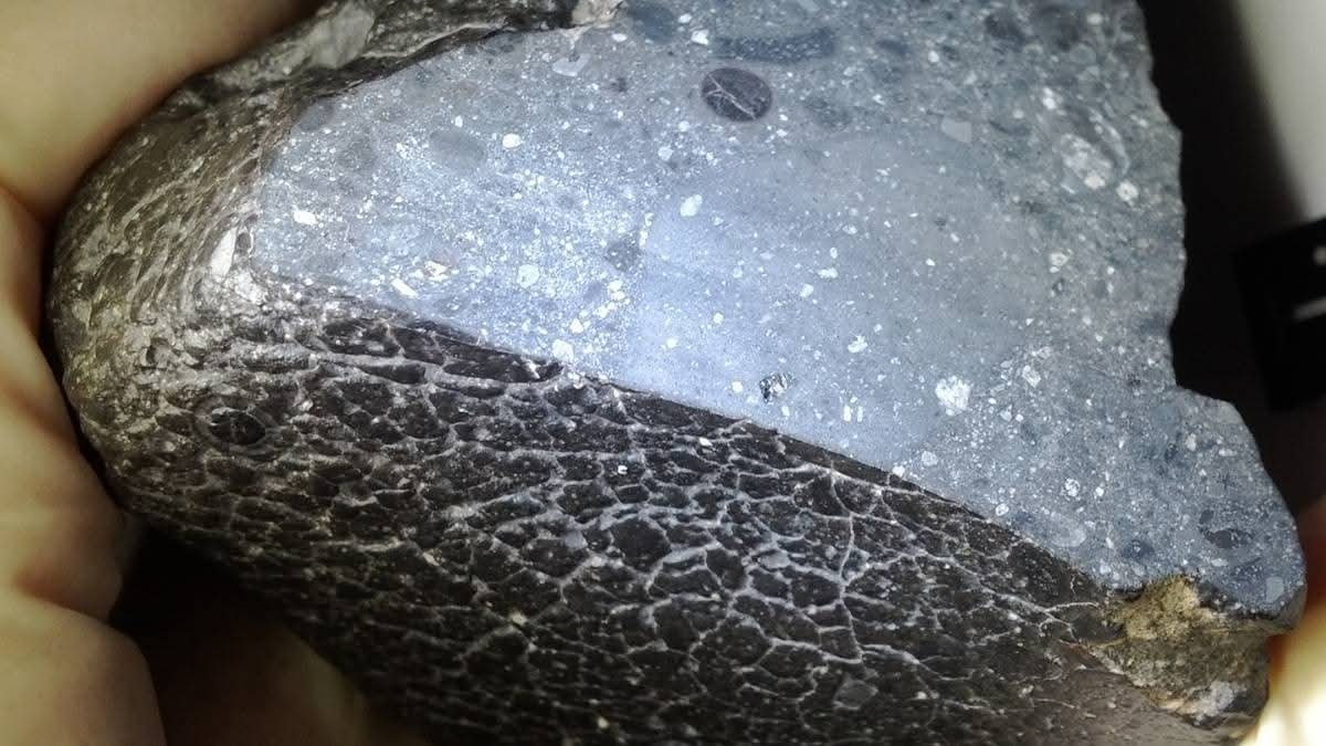 صخرة سوداء على المريخ تكشف مفاجأة علمية.. ماذا وجد العلماء؟