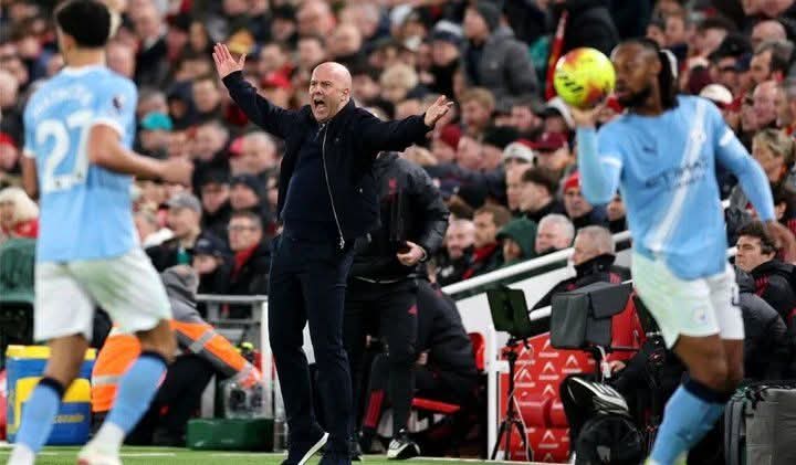 سلوت ينتقد التحكيم بعد خسارة ليفربول أمام مانشستر سيتي ويشير إلى لقطة محمد صلاح