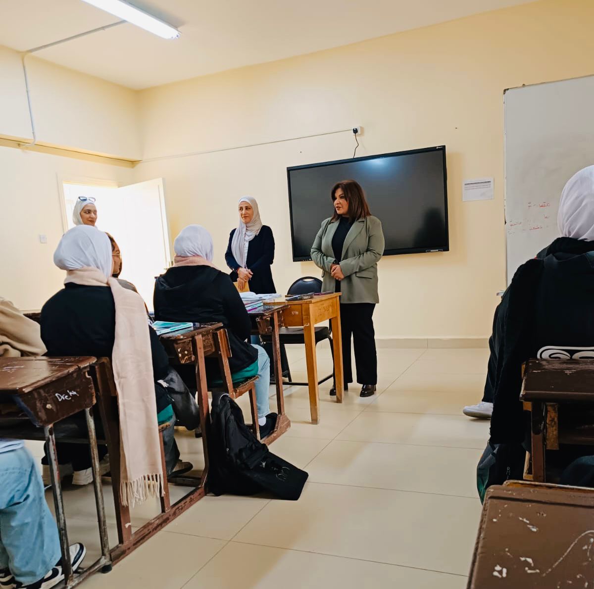 العجارمة تتفقد مدرسة عائشة بنت أبي بكر وتؤكد على أهمية المسار المهني (BTEC)