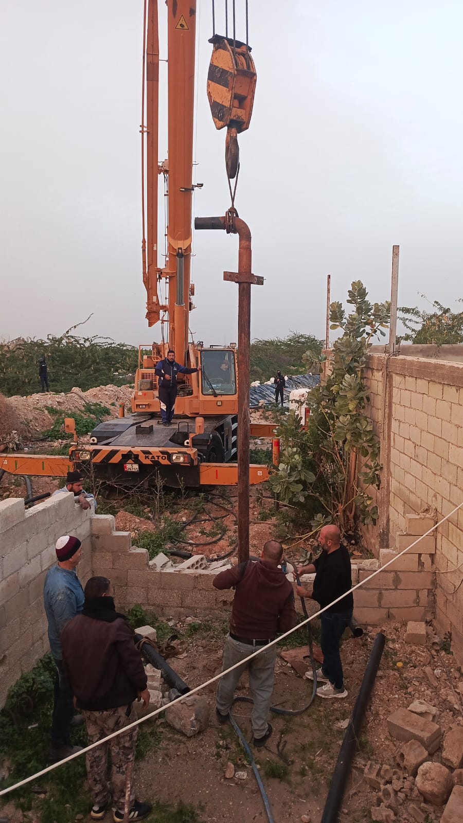 المياه : حملة أمنية كبيرة في الشونة الجنوبية تضبط بئر مخالف ومحطة لتحلية وبيع المياه  ..فيديو وصور