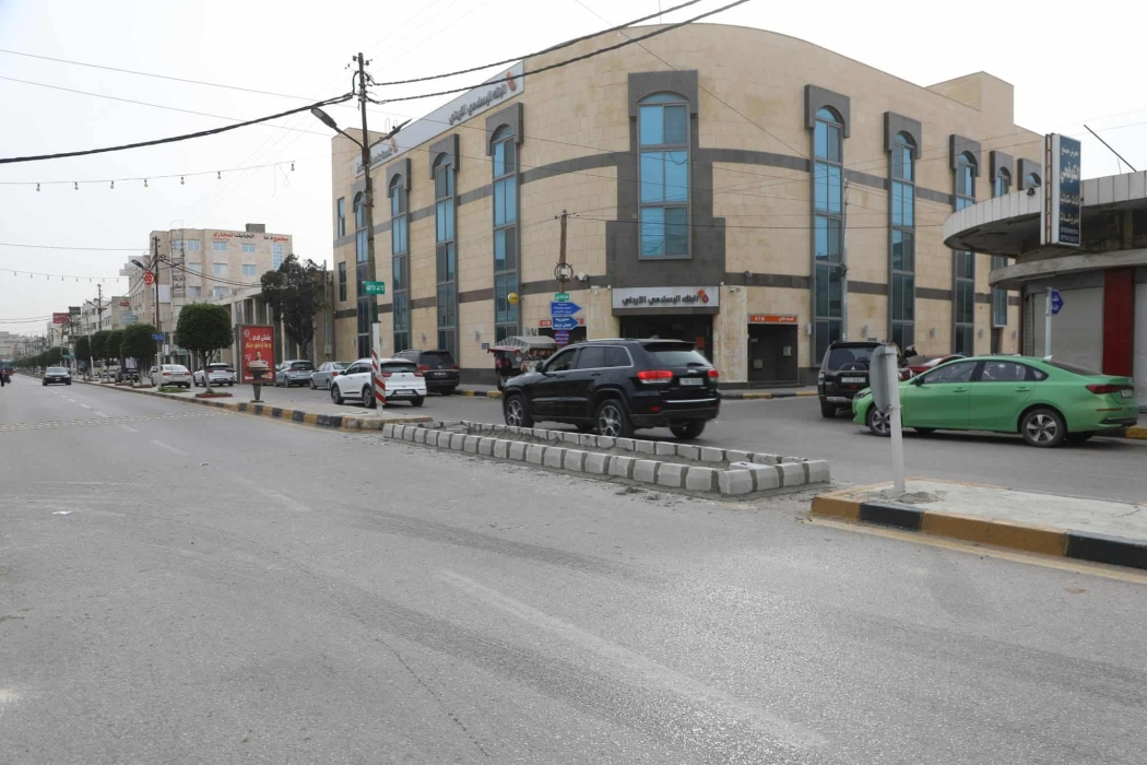 بلدية إربد تغلق فتحة دوران في شارع الهاشمي لتحسين انسيابية الحركة...صور