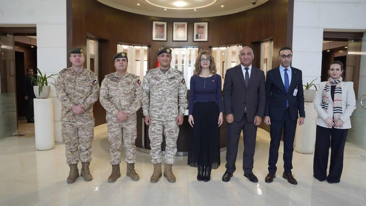 مدير التربية والتعليم والثقافة العسكرية يلتقي رئيسة جامعة الشرق الأوسط.