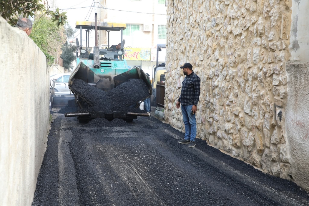 بلدية إربد الكبرى تعبّد إحدى الدخلات في شارع فراس العجلوني...صور