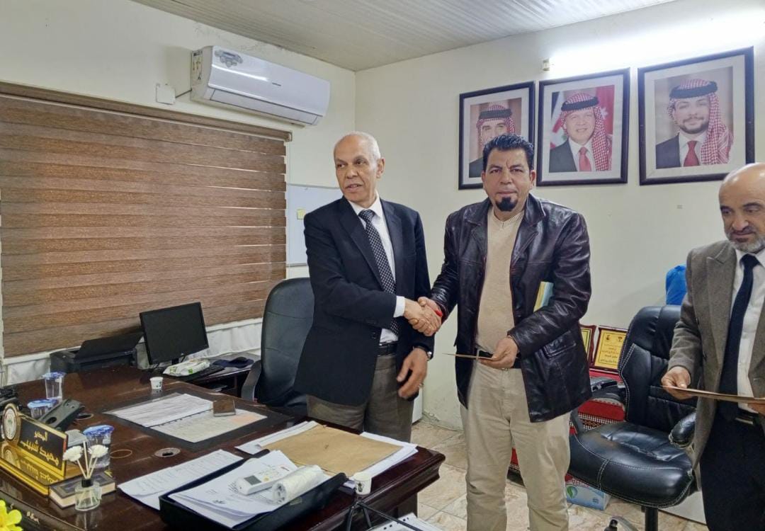 متصرف لواء الأغوار الشمالية يكرم السيد خالد أبو حسيان الصقور تقديراً لجهوده الإنسانية