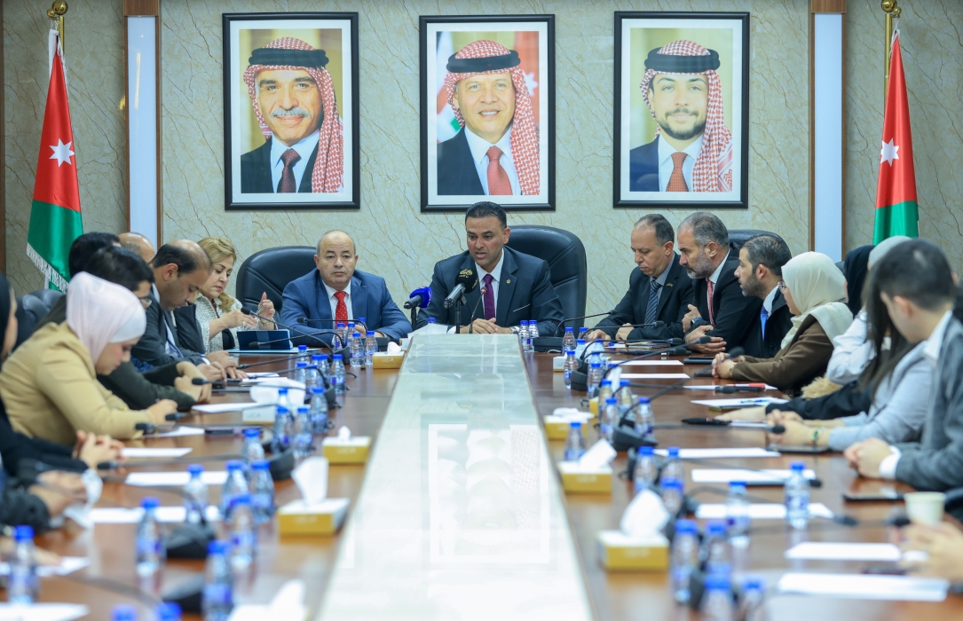 عزم النيابية تلتقي المشاركين في برنامج الزمالة البرلمانية