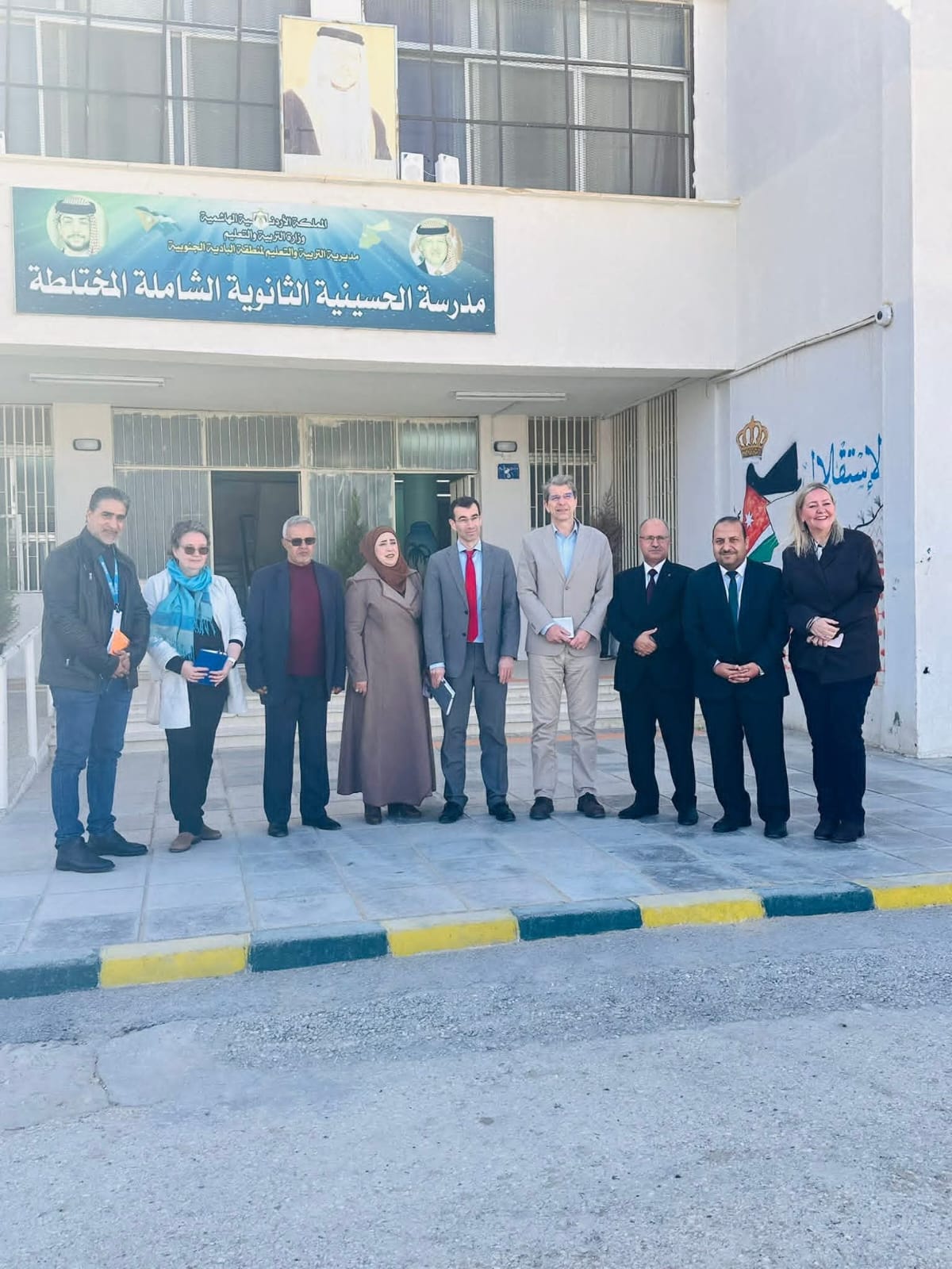 مدير تربية البادية الجنوبية يلتقي سفير الاتحاد الأوروبي وممثل اليونيسف في مدرسة الحسينية الثانوية للبنات