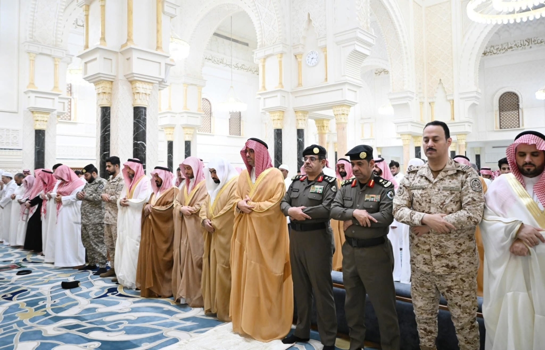 محافظ جدة الأمير سعود بن جلوي يؤدي صلاة الاستسقاء في جامع الملك فهد