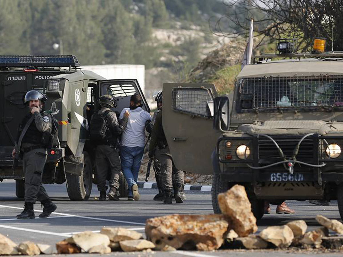 الاحتلال يعتقل 43 فلسطينيا في الضفة الغربية ويستمر بقصف مناطق بغزة