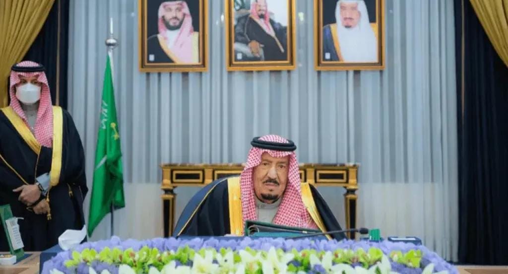 خادم الحرمين الشريفين يصدم وزراء ومسؤولين سعوديين.. ماذا فعل؟