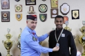 آمر المدينة التدريبية يكرم الشرطي الجبارات