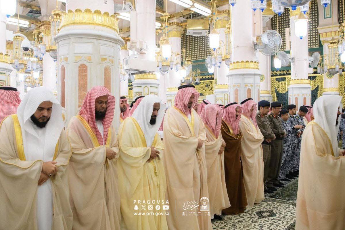 بحضور أمير المدينة.. المصلون يؤدّون صلاة الاستسقاء في المسجد النبوي
