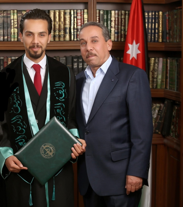 أبو راشد الفقراء يهنئ نجله سيف الدين بتخرجه