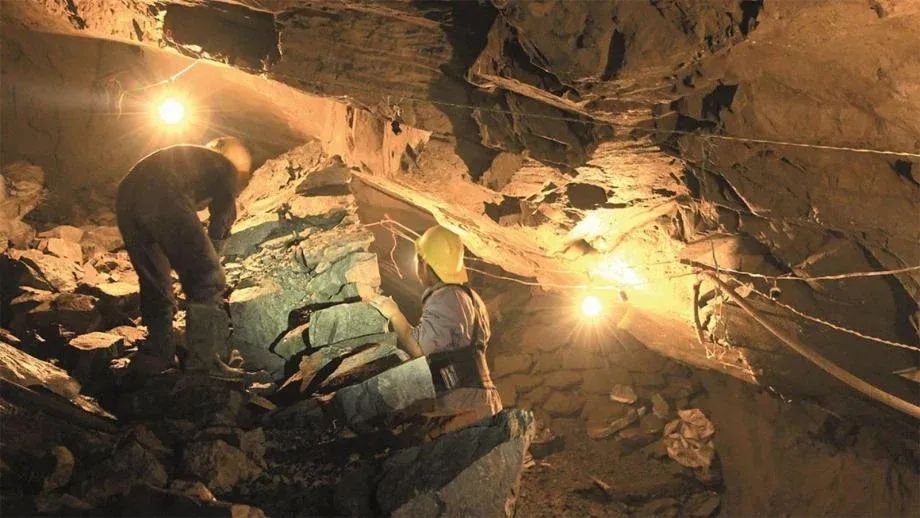 مصرع 11 شخصًا بانهيار منجم ذهب غير مرخّص شرق البلاد
