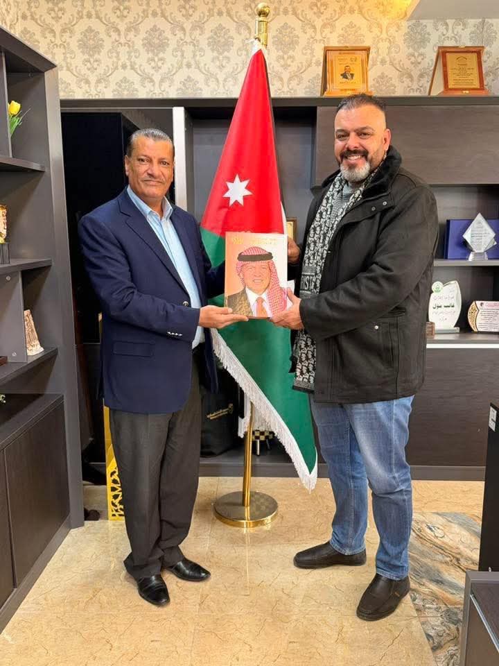 غالب الشلالفة يتسلم كتاب «مسيرة عشرون عاماً من العطاء والإنجاز»