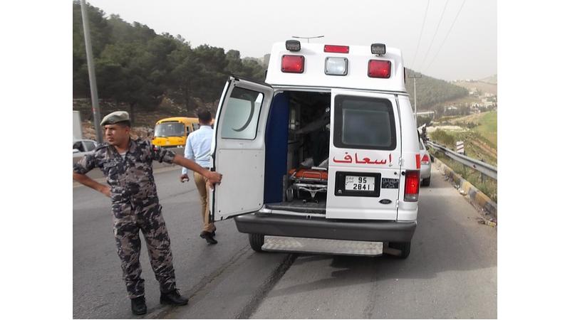 وفاة شاب وإصابة 4 بحادث تصادم على الطريق الصحراوي