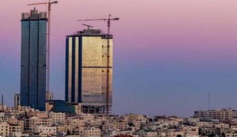 بوابة الأردن تضيء برج لوسنت السكني بعلمي الأردن والكويت احتفالًا بالعيد الوطني الكويتي