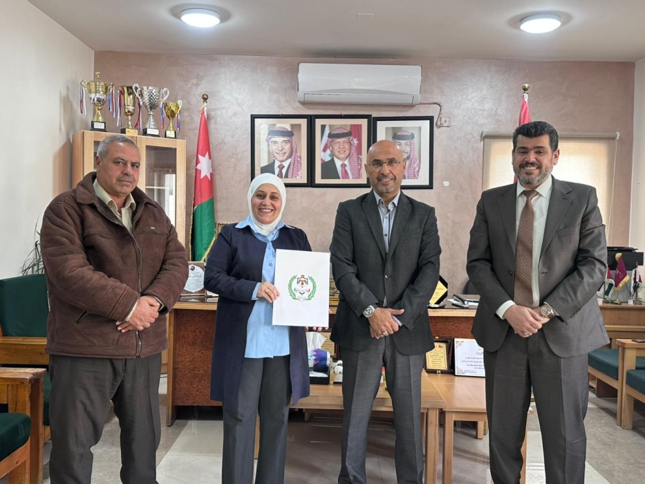 متصرف لواء الشونة الجنوبية يُكرٍّم مديرة التربية لبنى العدوان تقديراً لجهودها المتميزة في قيادة المسيرة التعليمية