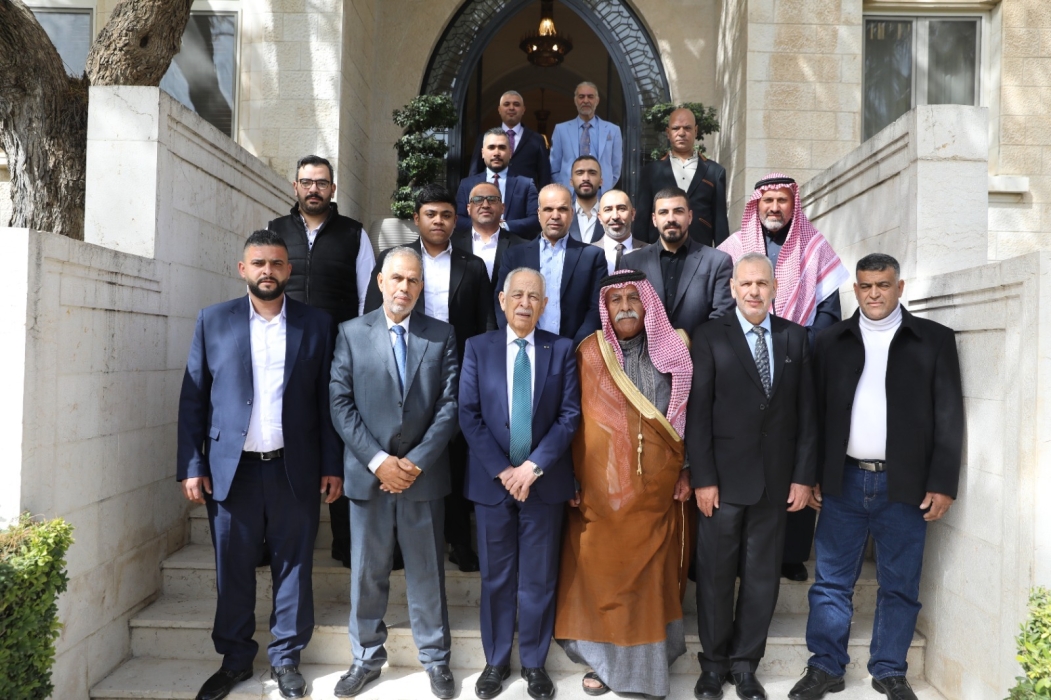 *خلال لقائه وفدا من نادي الطيبة ووفدا من جمعية ديوان أبو الحاج*