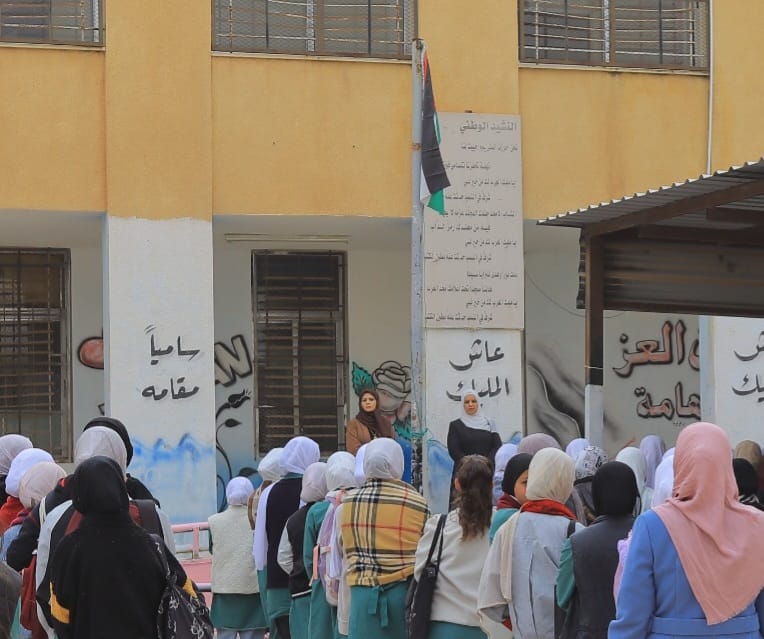الحويدي تشارك طالبات مدرسة الباعج الثانوية المختلطة فعاليات الطابور الصباحي وتتابع دوام الطلبة