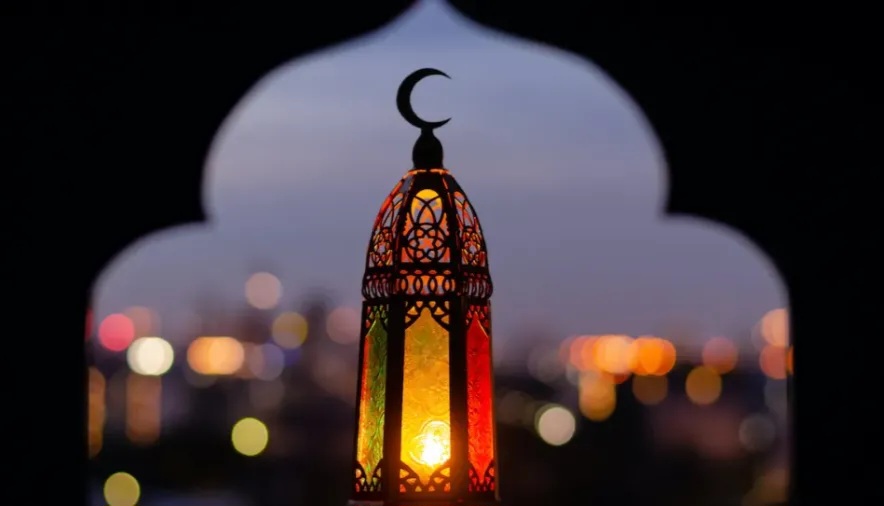 ما حكم صيام المسافر بين بلدين مختلفين في رؤية هلال رمضان؟ .. الافتاء تجيب
