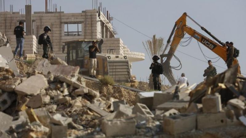 الاحتلال يصعد في الضفة والقدس: اعتداءات، إصابات بالرصاص، وهدم قسري للمنازل