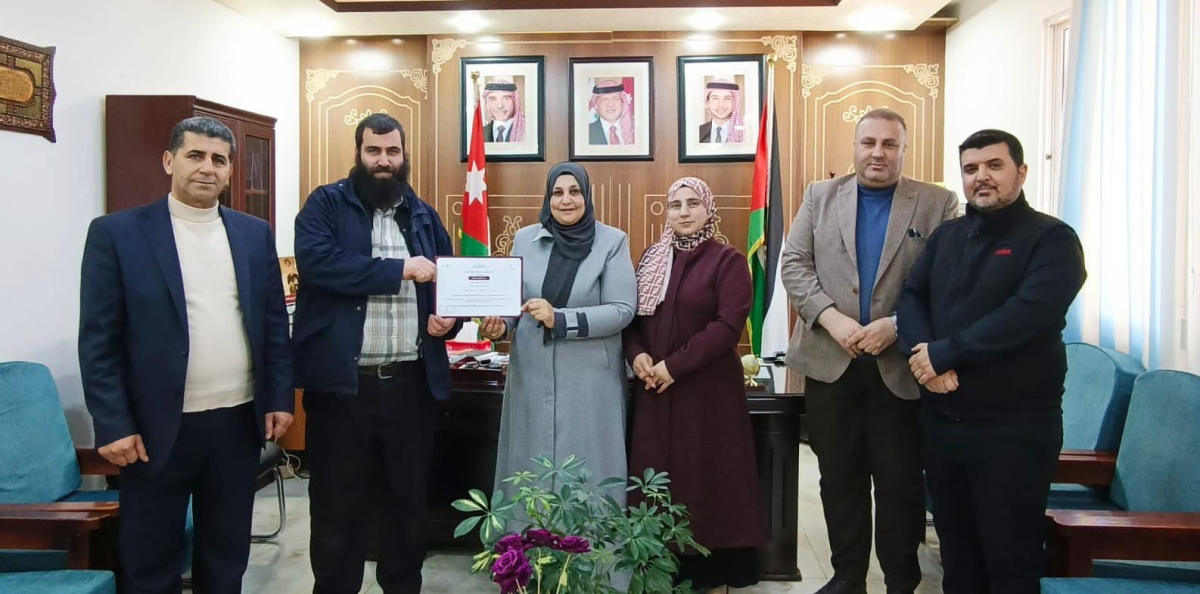 المصري تكرم المعلم عبدالرحمن الجوارنه بشهادة المعلم المتميز على مستوى المديرية