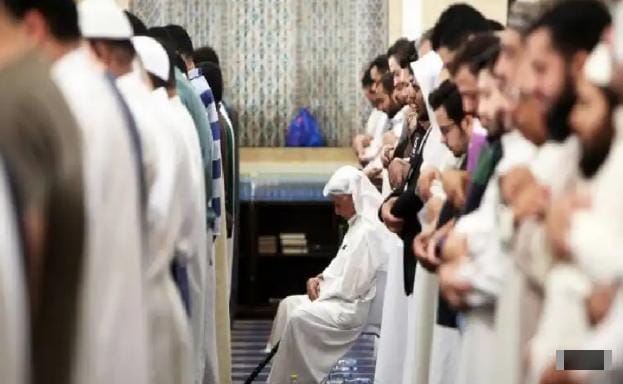 أردنيون يؤدون صلاة التراويح في مساجد الأردن