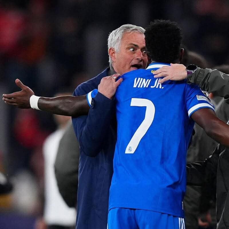 ريو فرديناند يستنكر فضيحة عنصرية بحق فينيسيوس جونيور