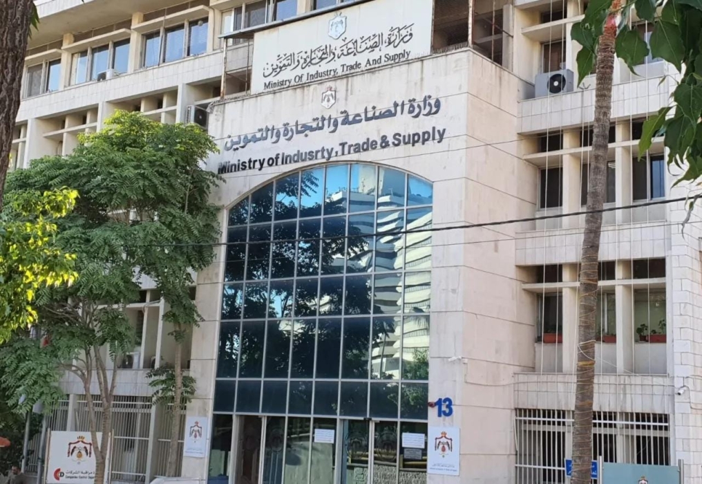 وزارة الصناعة تطرح عطاء لشراء كميات من الشعير
