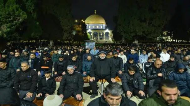 60 ألفا يؤدون صلاتي العشاء والتراويح في الأقصى