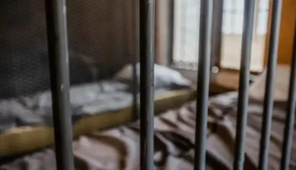 صدمة غير متوقعة.. سجين يلتهم أجزاء من جثة زميله في الزنزانة