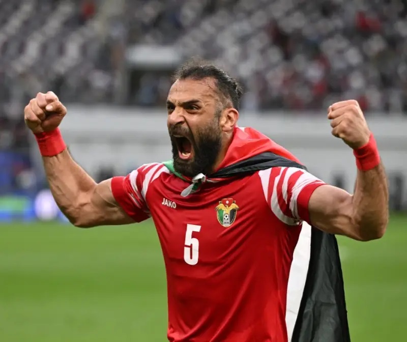 لاعب المنتخب الوطني يزن العرب يجدد عقده مع سيول الكوري الجنوبي