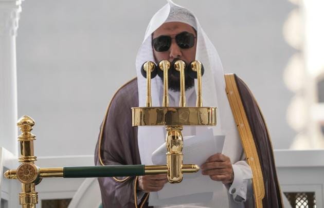 إمام المسجد الحرام يحثّ الصائمين على تعجيل الفطر وصيانة الجوارح عن المحرمات في رمضان