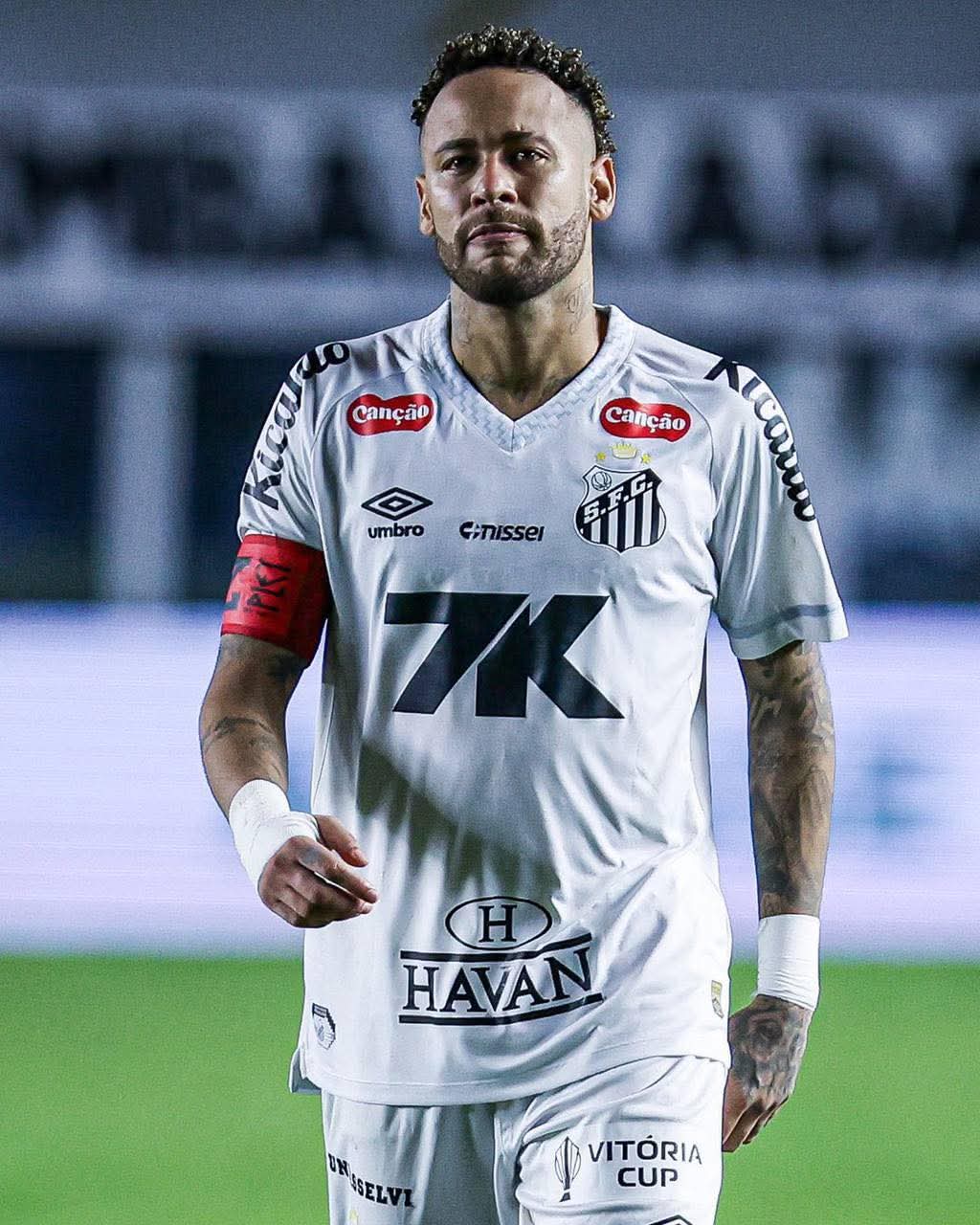 نيمار يلمّح إلى الاعتزال: أعيش عامًا بعام وقد أتوقف بنهاية الموسم