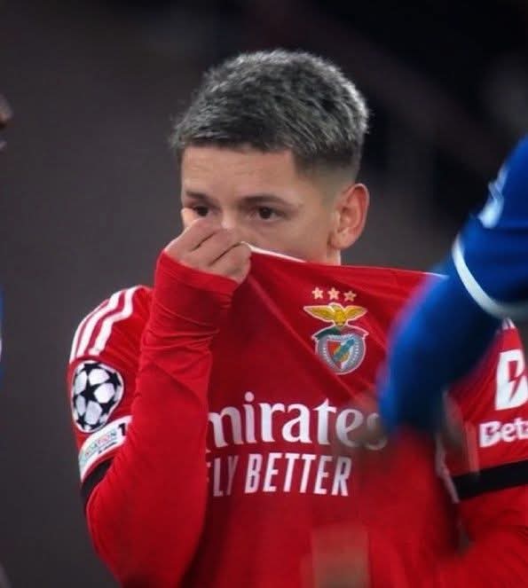 فيفا يدرس اعتماد “قانون بريستياني” لمعاقبة تغطية الأفواه داخل الملعب