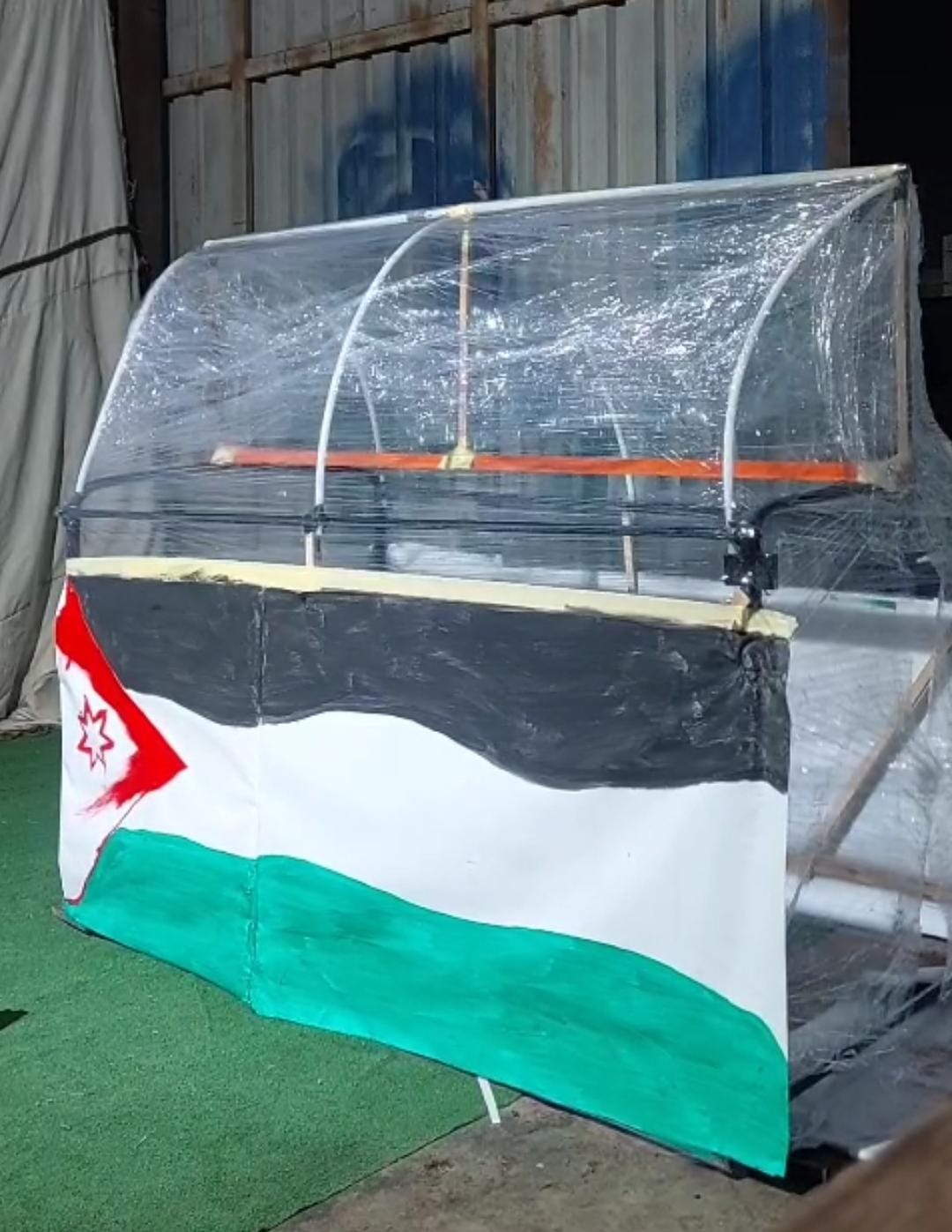 *مشروع ريادي لجمعية بادري: تحويل مخلفات اليافطات الانتخابية إلى بيوت بلاستيكية لدعم المزارعين الأقل حظا*