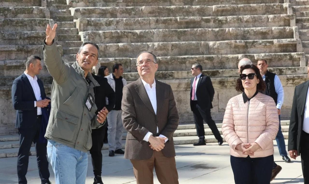 الرئيس الألباني يزور المدرج الروماني وجبل القلعة