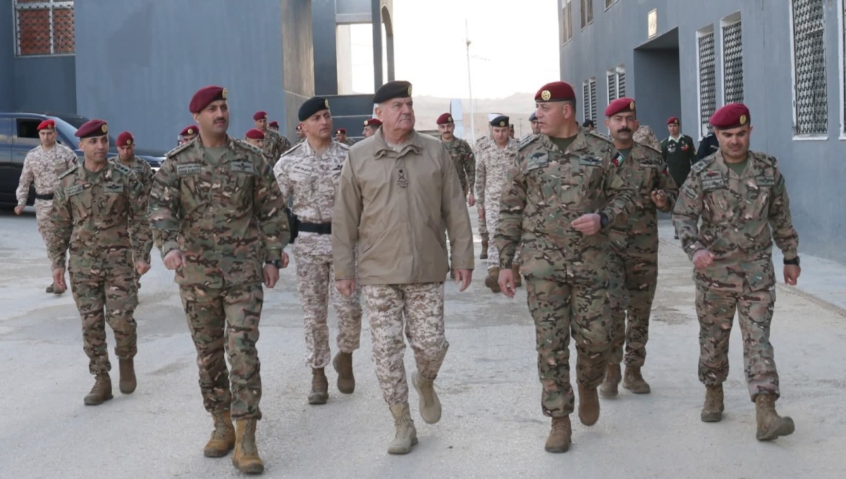 الحنيطي يزور مدرسة القوات الخاصة ويشارك كتيبة الصاعقة والمظليين وجبة الافطار