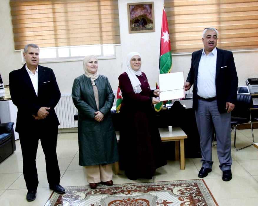 جويعد يكرم المعلمتين الحاصلات على شهادة تقدير في جائزة المعلم المتميز