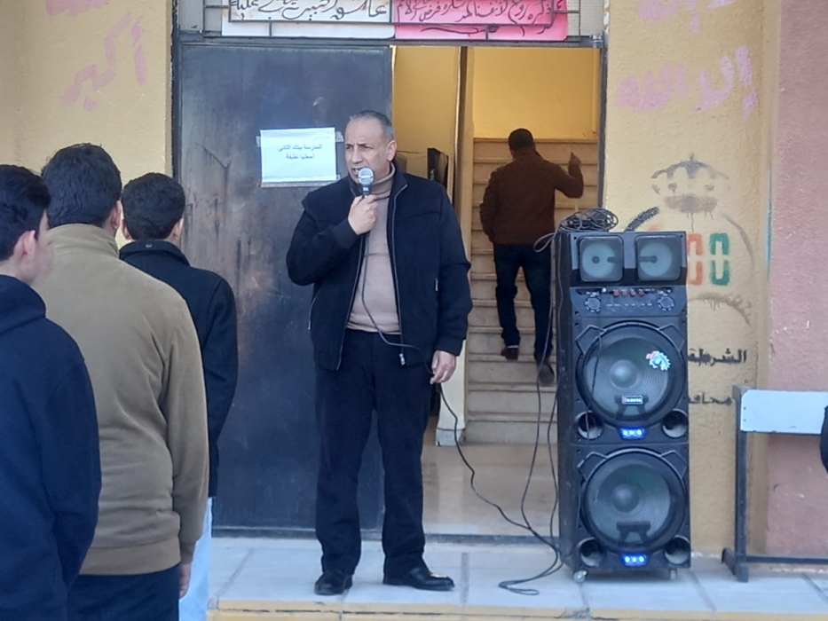 العقيل يشارك طلبة ذيبان الطابور الصباحي.