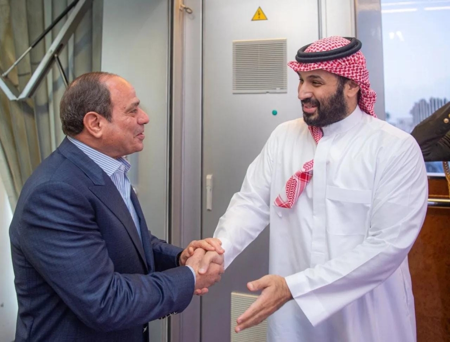 الأمير محمد بن سلمان يستقبل الرئيس المصري في مطار جدة