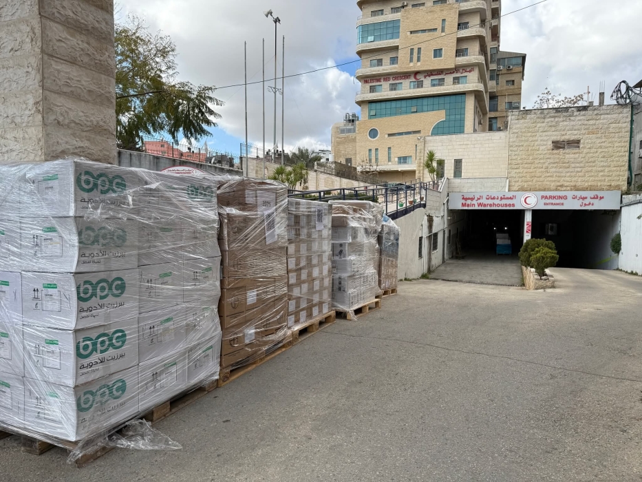 الهلال الأحمر الفلسطيني يطلق قافلة مساعدات طبية إلى غزة عبر كرم أبو سالم لإنقاذ الوضع الصحي