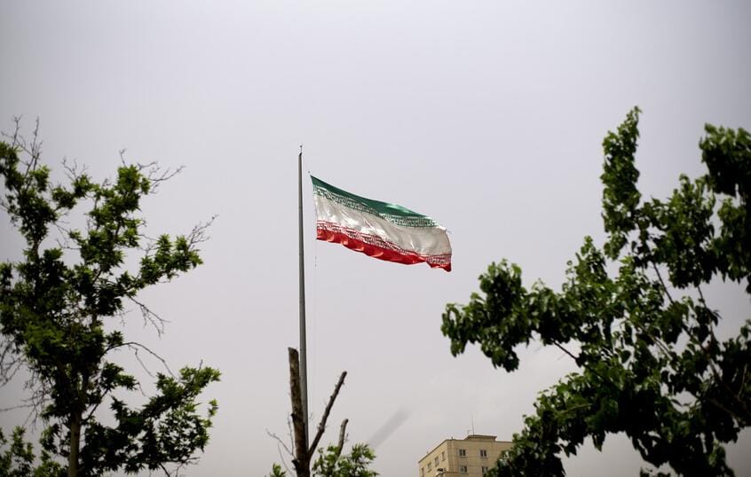إيران تقترب من صفقة صواريخ صينية متطورة وسط حشد بحري أمريكي في المنطقة