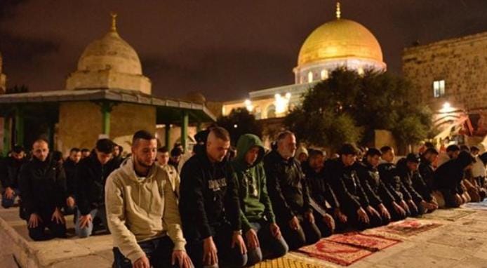 40 ألف مصل يؤدون صلاتي العشاء والتراويح في المسجد الأقصى