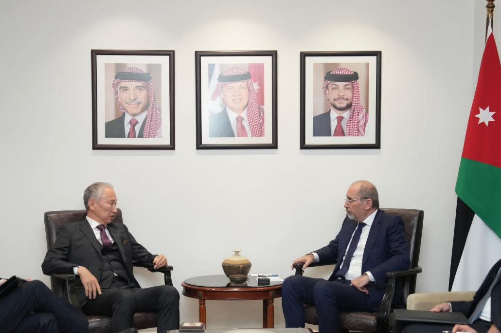 الصفدي يستقبل المساعد الخاص لوزير خارجية اليابان المسؤول عن ملف إعمار غزة