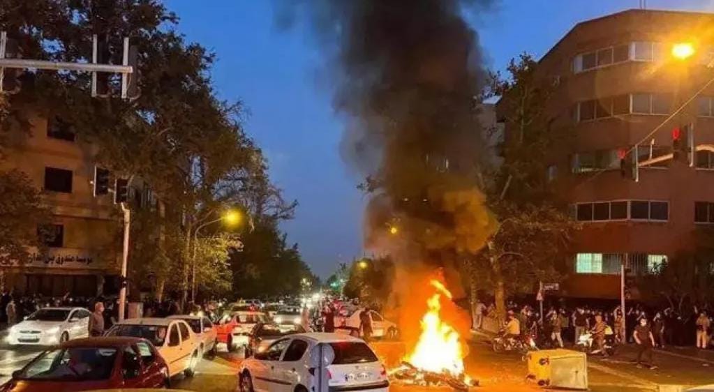 هذه الدول تدعو رعاياها لمغادرة إيران فورا بسبب حرب وشيكة (تعرف عليها)