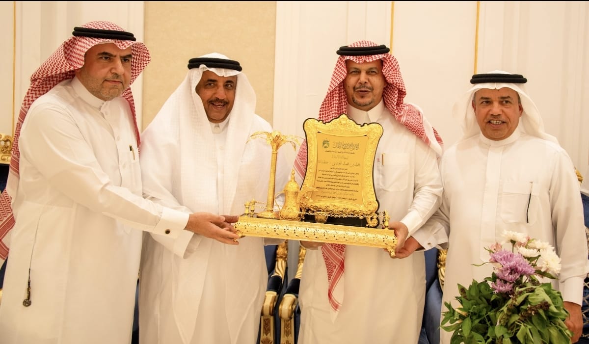 مجلس أسرة أمير الشهاب بالأحساء يكرّم حمد العيسى مدير عام تعليم الأحساء السابق