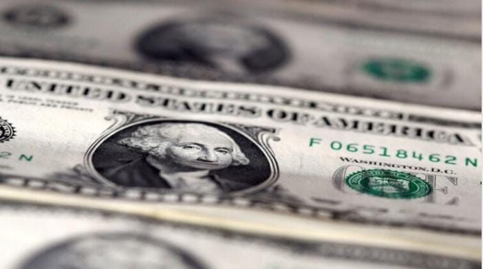 الدولار يتجه لتسجيل أول مكسب شهري منذ تشرين الأول
