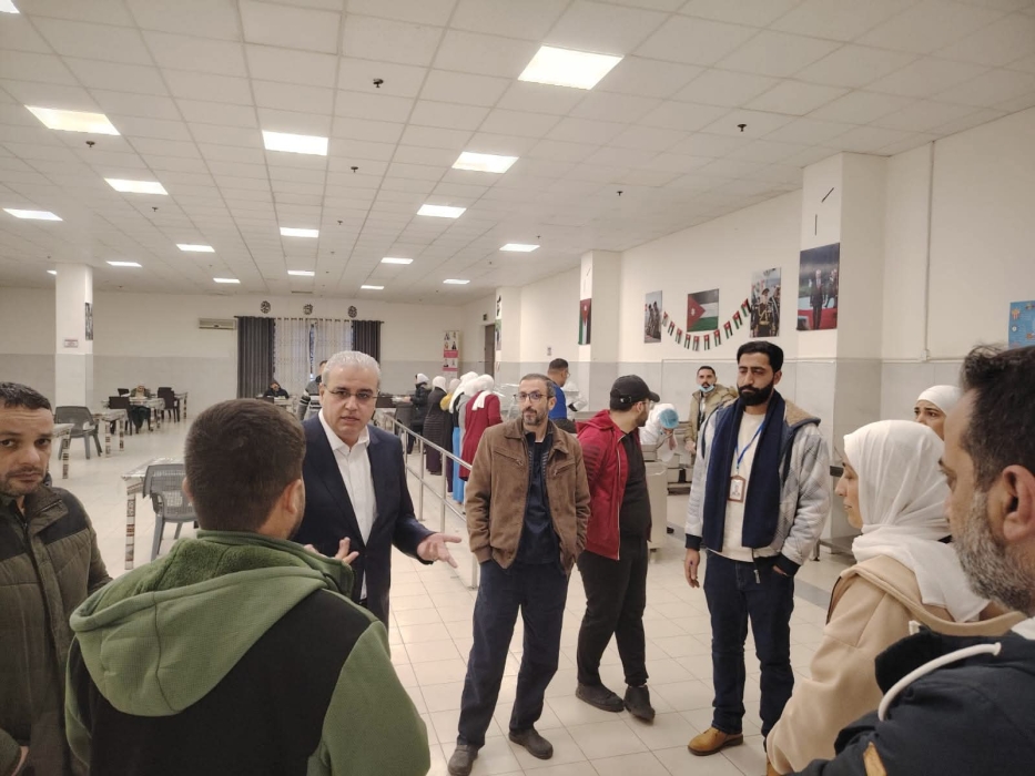وزير الصحة  يقوم بزيارة مفاجئة لكفتيريا البشير ويفطر مع الموظفين ويأمر بتحسينات (صور)