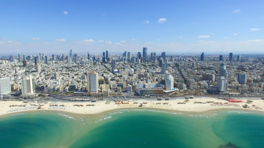إسرائيل تغلق المدارس وتحول العمل من المنازل وتحظر التجمعات